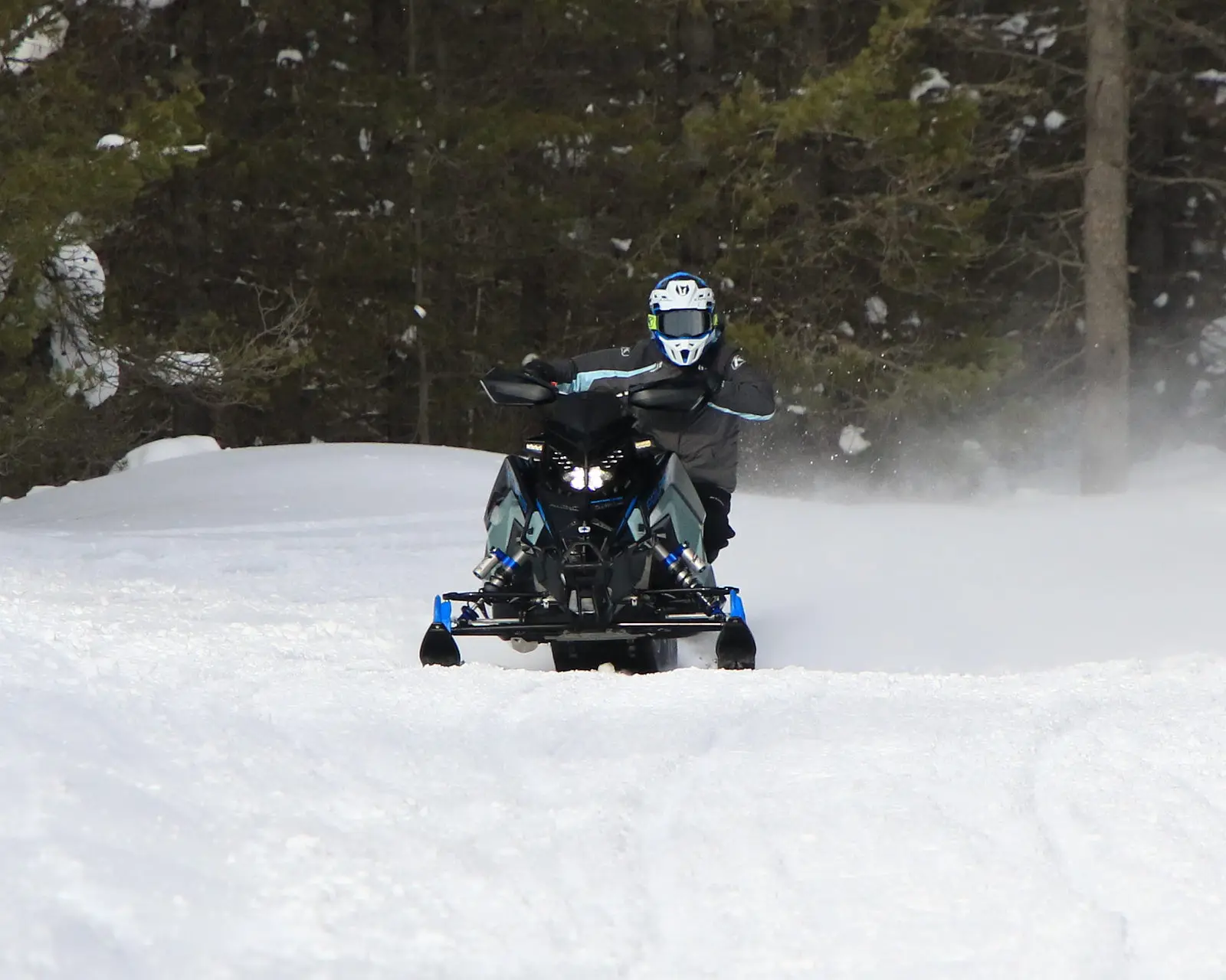 Test of the Polaris Switchback Assault 850: the perfect hybrid snowmobile for adventure!